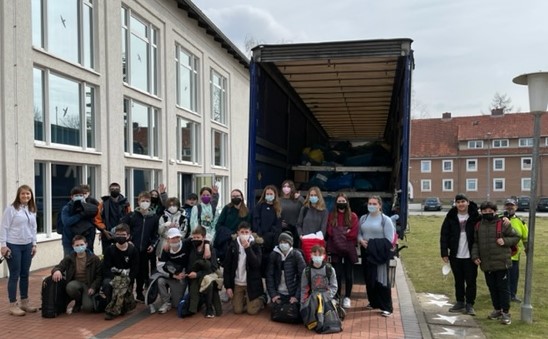 Hilfsaktion Ukraine Beladung Lkw Gruppe - Schulleben